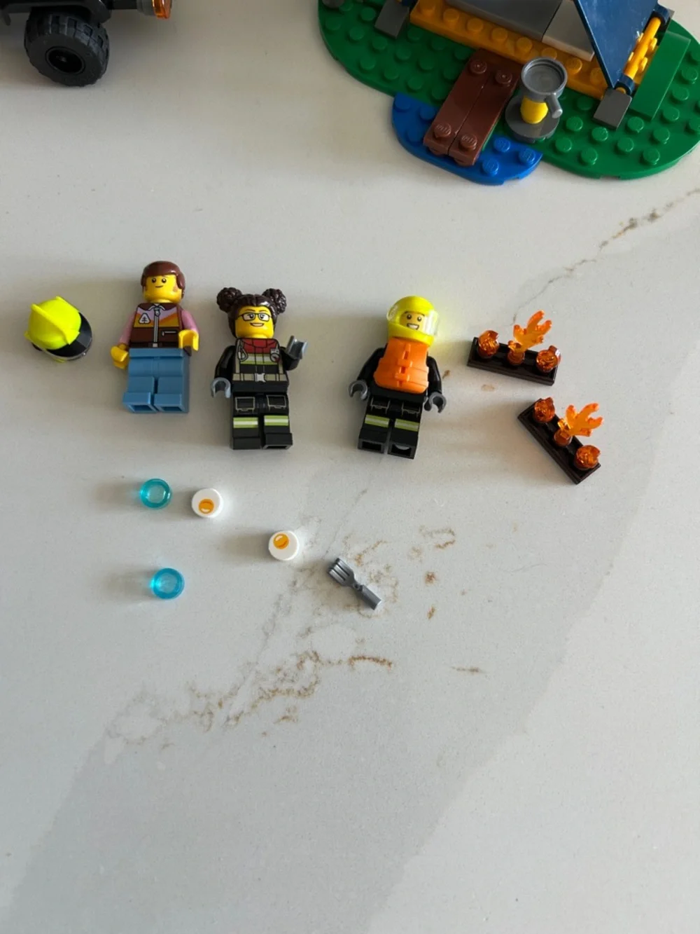 LEGO 60412 4x4 Fire Truck with Rescue Boat retired - Picture 7 of 16